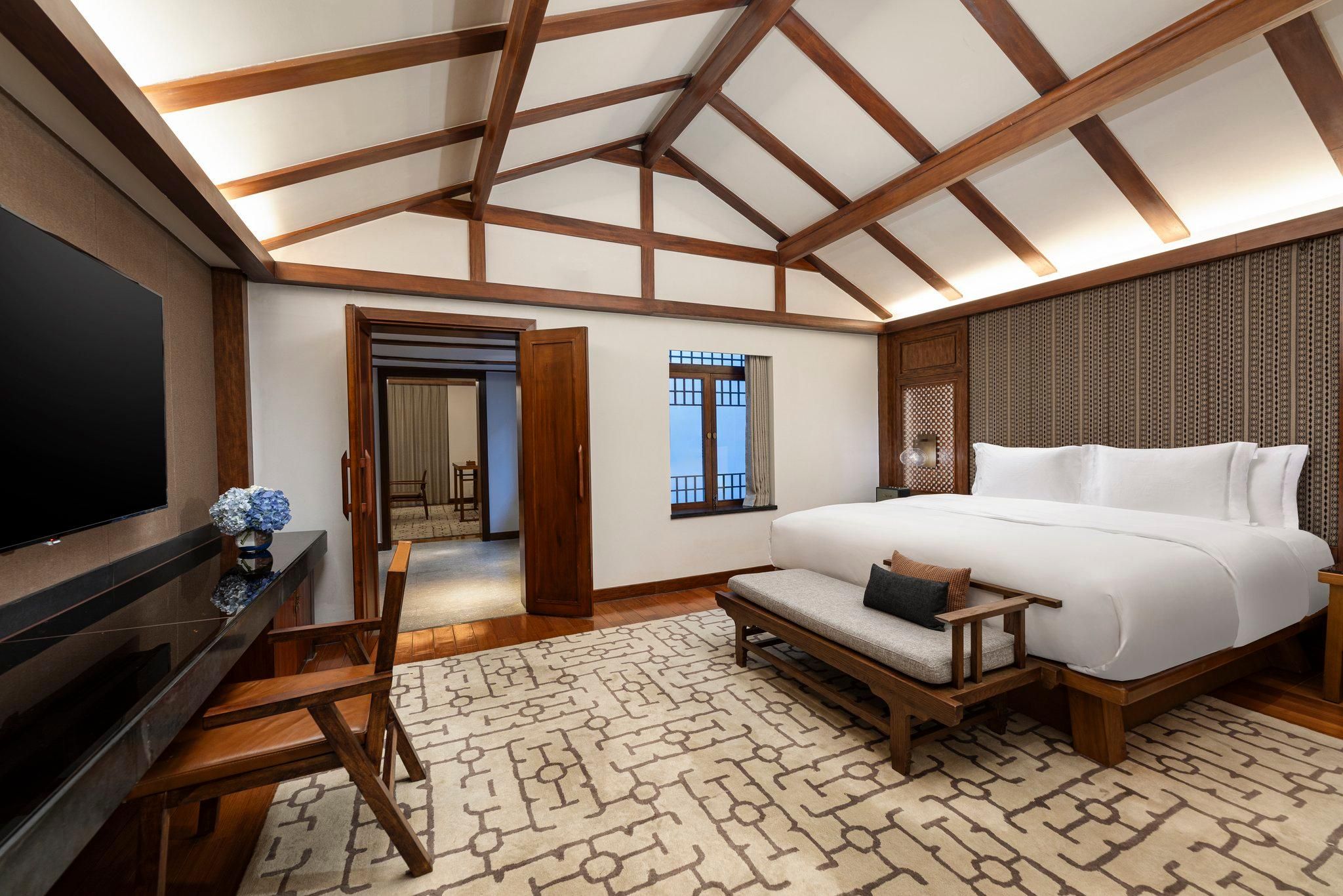 1 King 1 Bedroom Suite With Living Area