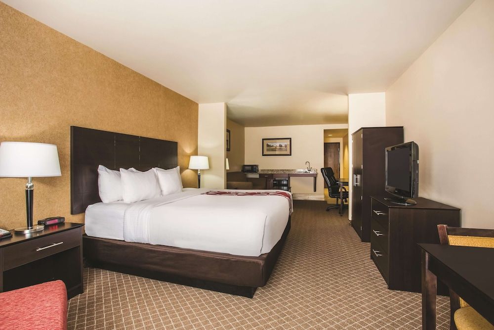 Deluxe Room, 1 King Bed, Accessible, Non Smoking (Mobility/Hearing Impaired Accessible)