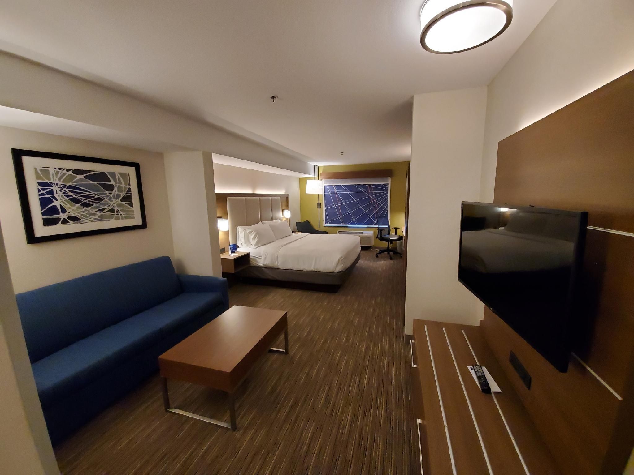 Holiday Inn Express & Suites Seattle North - Lynnwood by IHG 1 King Bed Suite Non-Smoking 2