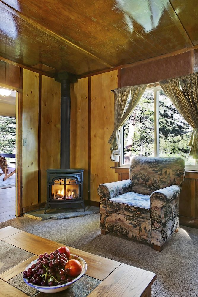 Tamarack Lodge and Resort Cabin (Historic One Bedroom Cabin) 4