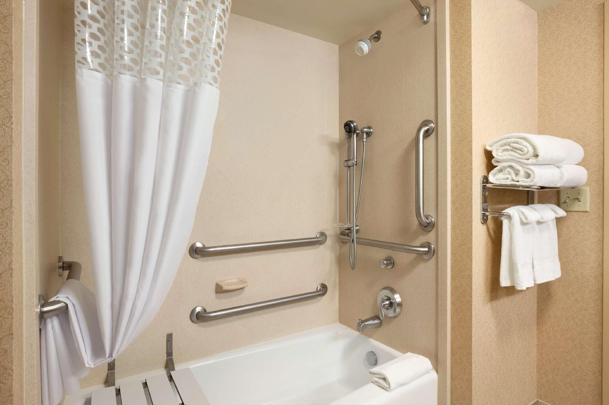 2 Queens Mobility Access W/tub Nonsmoking