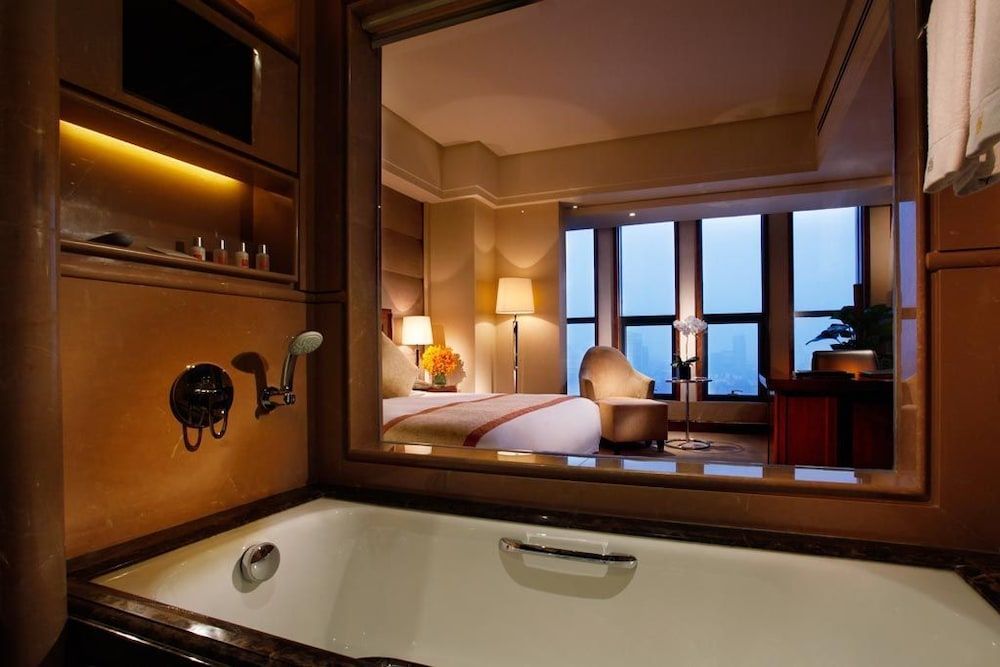 Deep Soaking Bathtub