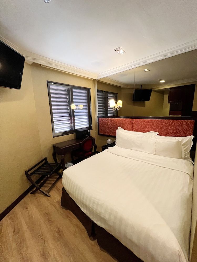 Nostalgia Hotel Deluxe Room 3