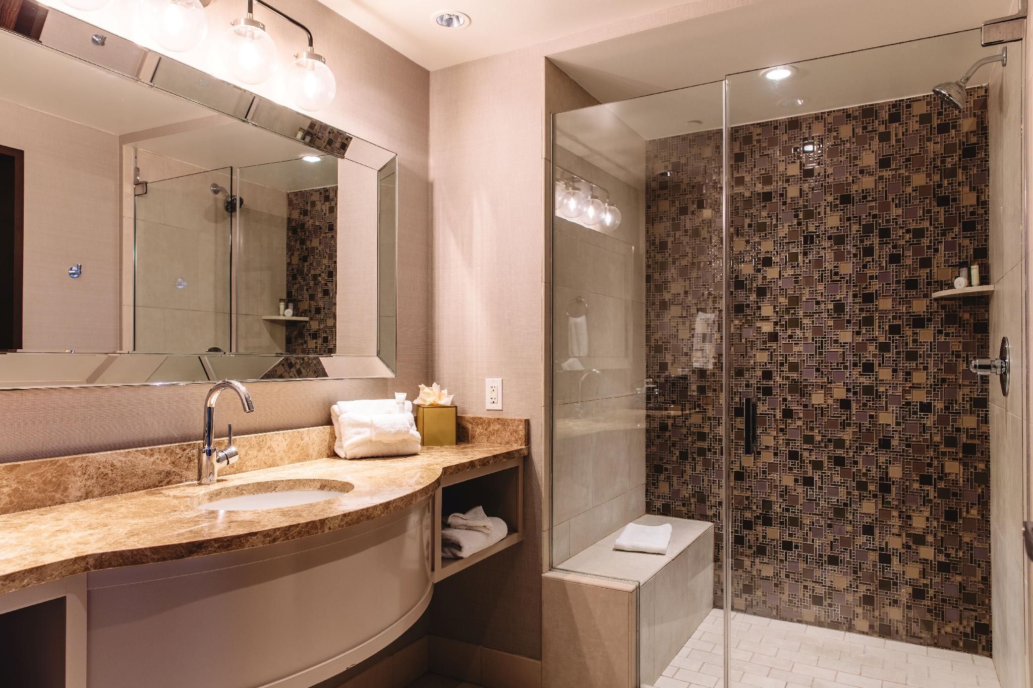 Premium King Non-Smoking Spa Tower