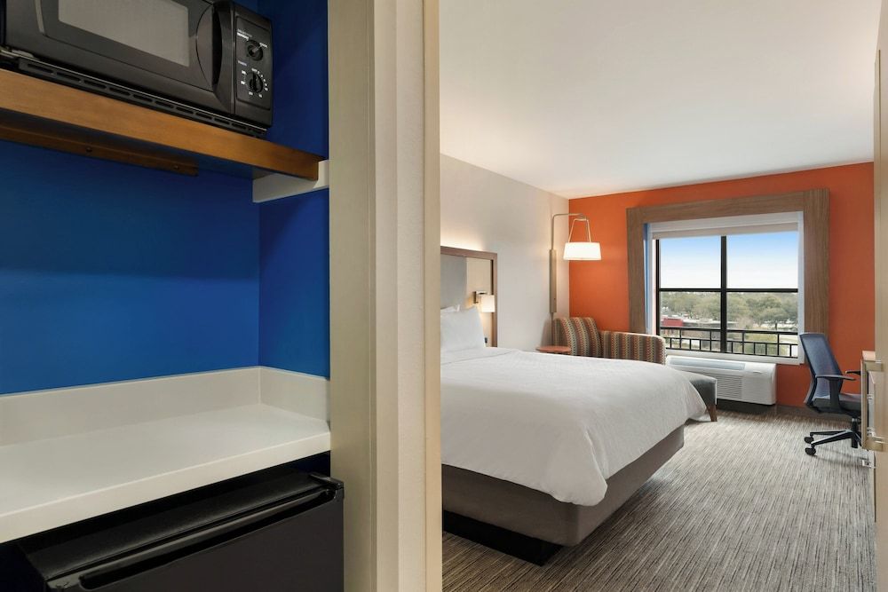 Standard Room, 1 King Bed, Roll-in Shower (Mobility Accessible)
