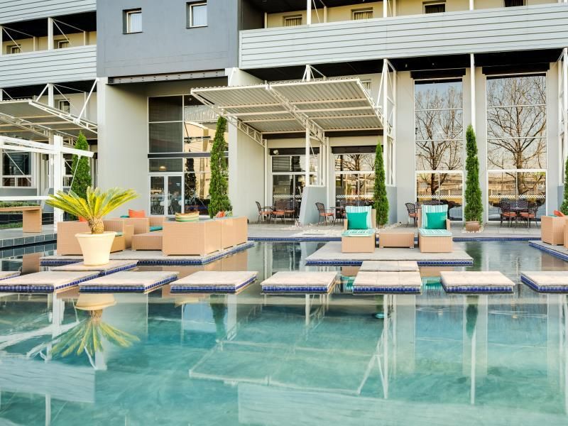 swimming pool [outdoor]