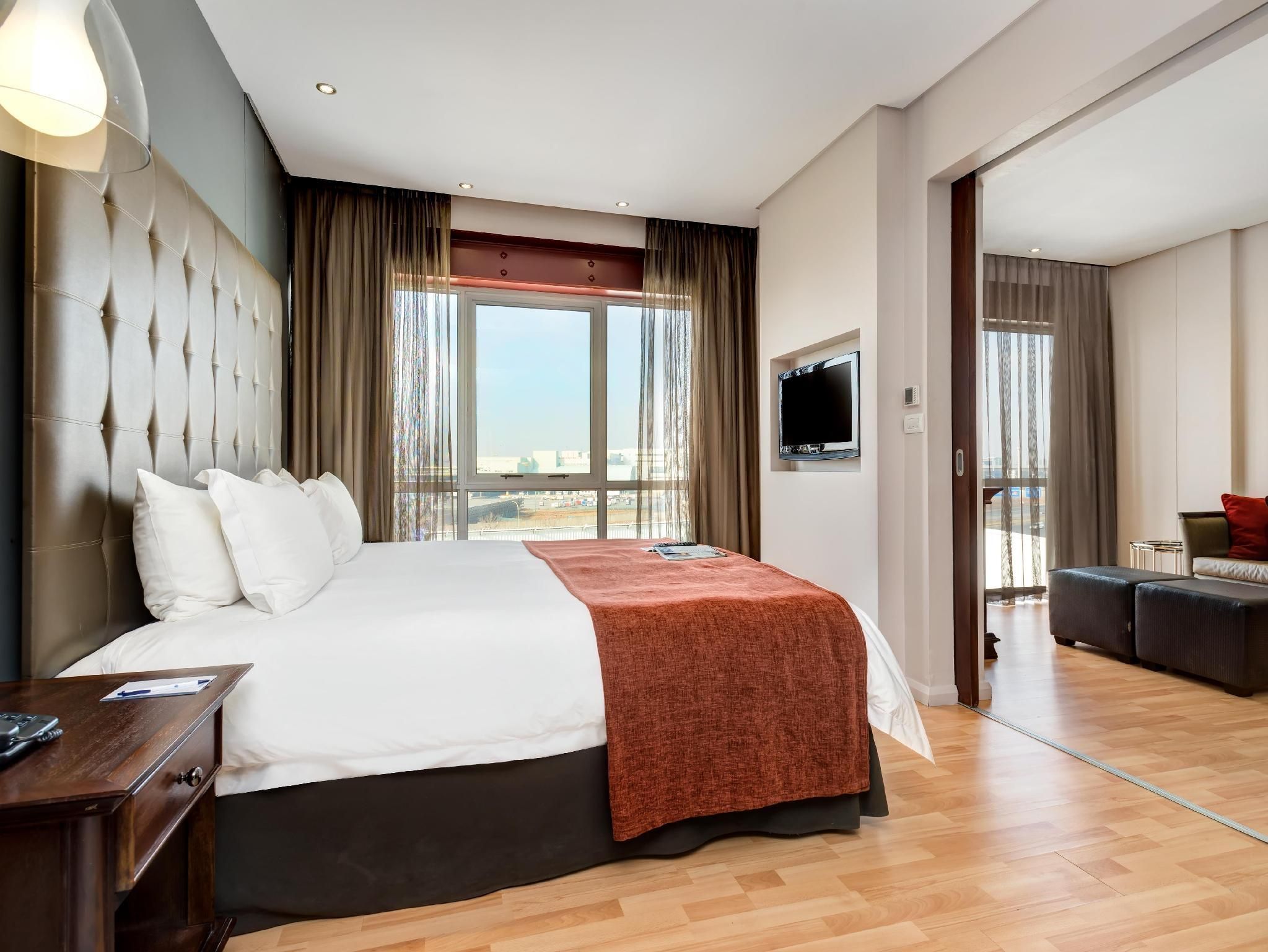 1 Bedroom Suite, 1 King, Airport view, High floor