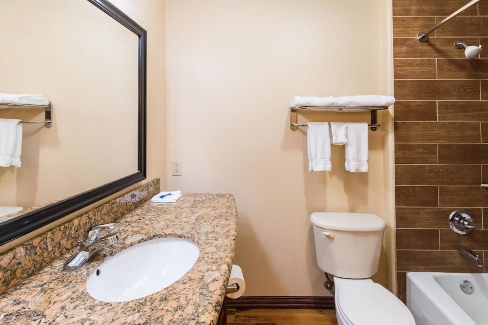 Motel 6 Joshua, TX Deluxe Room, 1 King Bed, Accessible, Non Smoking 6