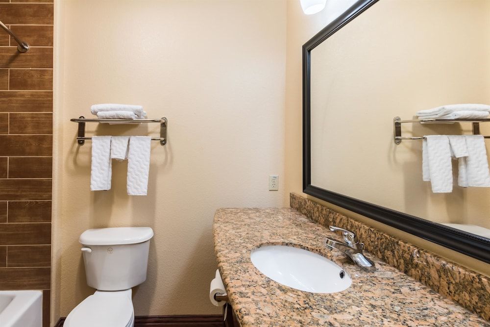 Motel 6 Joshua, TX Deluxe Room, 1 King Bed, Accessible, Non Smoking 7