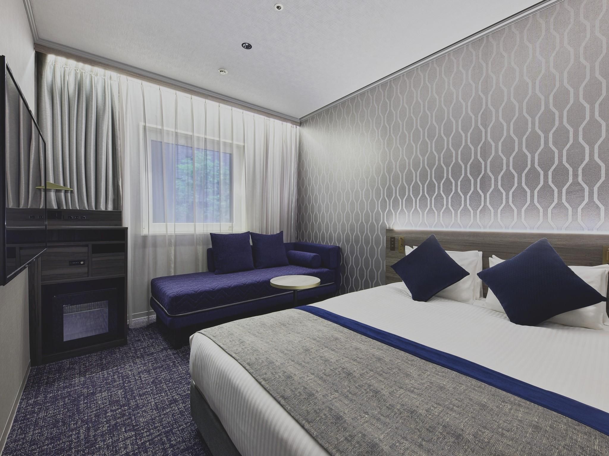 Hotel Villa Fontaine Grand Tokyo - Roppongi Double Room with Sofa for 3 People - Shower Booth