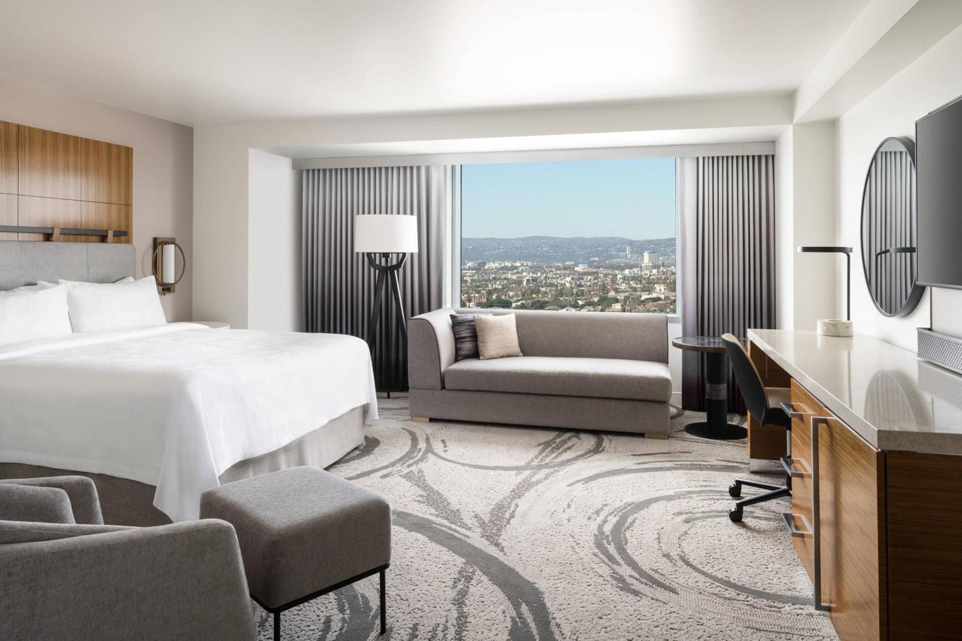 King Room with Roll-in Shower - Mobility Accessible