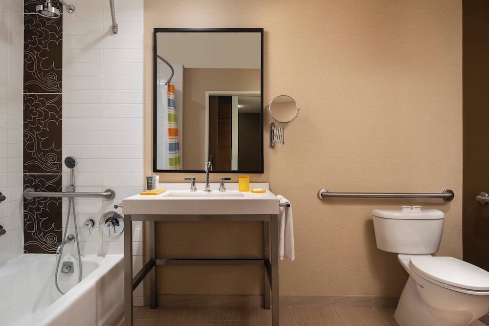 JW Marriott Los Angeles L.A. LIVE Room, 1 King Bed (Mobility Accessible, Tub) 2