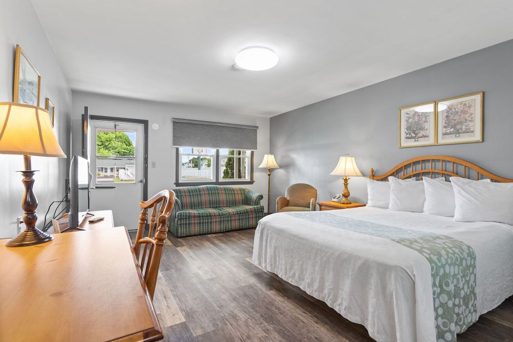 Glass House Inn Erie Near I-90 & I-79 Deluxe Room, 1 Queen Bed 6