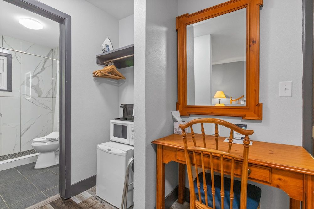 Glass House Inn Erie Near I-90 & I-79 Deluxe Room, 1 Queen Bed 8