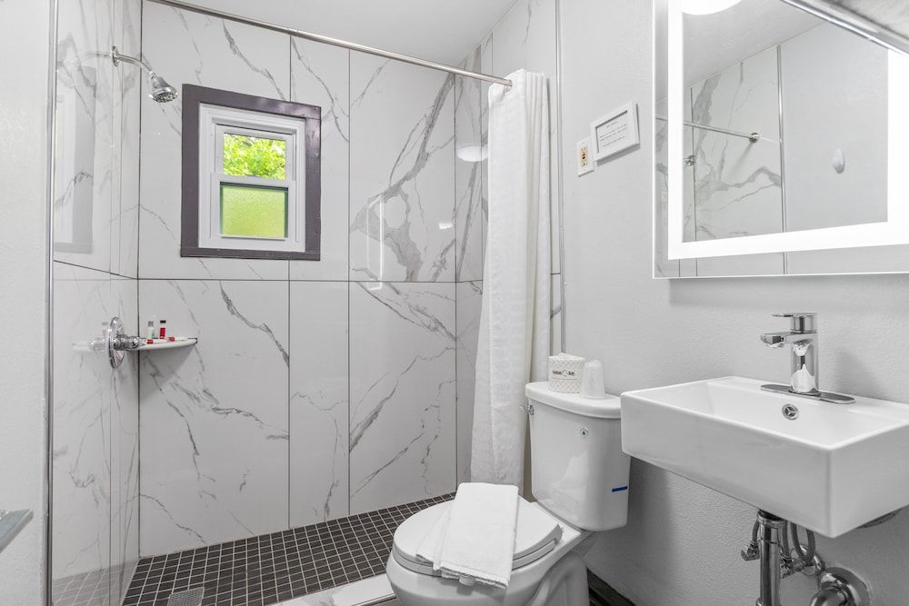 Glass House Inn Erie Near I-90 & I-79 Deluxe Room, 1 Queen Bed 9