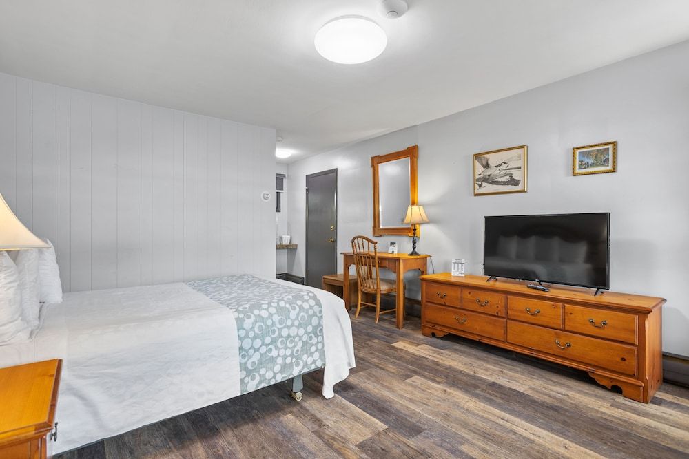 Glass House Inn Erie Near I-90 & I-79 Deluxe Room, 1 Queen Bed 4