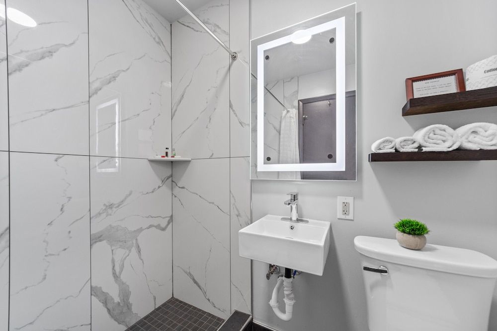 Glass House Inn Erie Near I-90 & I-79 Deluxe Room, 1 Queen Bed 10