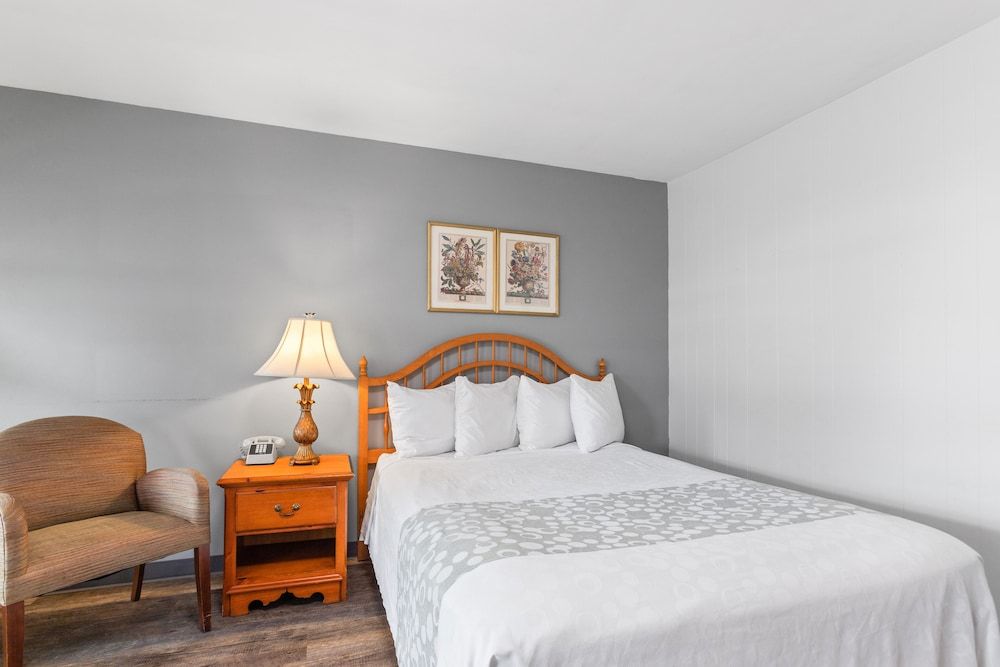 Glass House Inn Erie Near I-90 & I-79 Deluxe Room, 1 Queen Bed 3