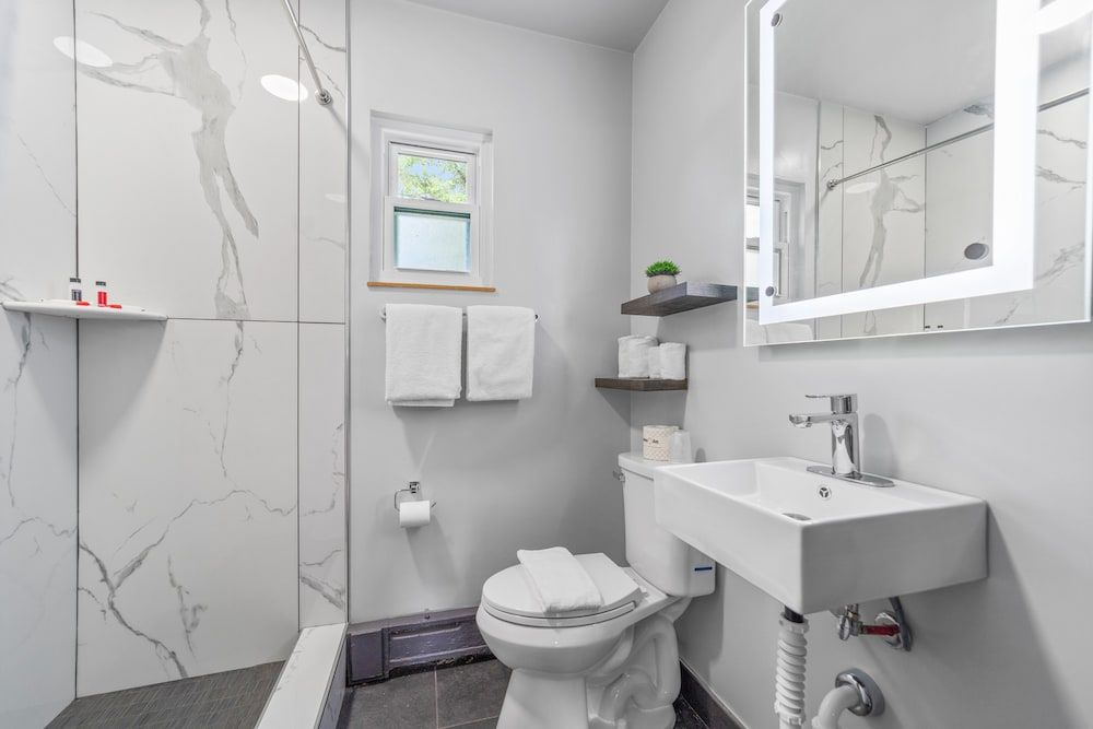 Glass House Inn Erie Near I-90 & I-79 Standard Room, 2 Double Beds 9