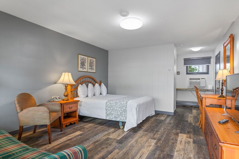 Glass House Inn Erie Near I-90 & I-79 Deluxe Room, 1 Queen Bed 2