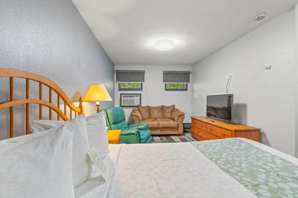 Glass House Inn Erie Near I-90 & I-79 Deluxe Room, 1 Queen Bed 5