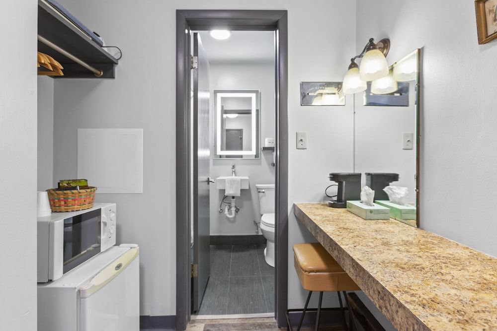 Glass House Inn Erie Near I-90 & I-79 Deluxe Room, 1 Queen Bed 11