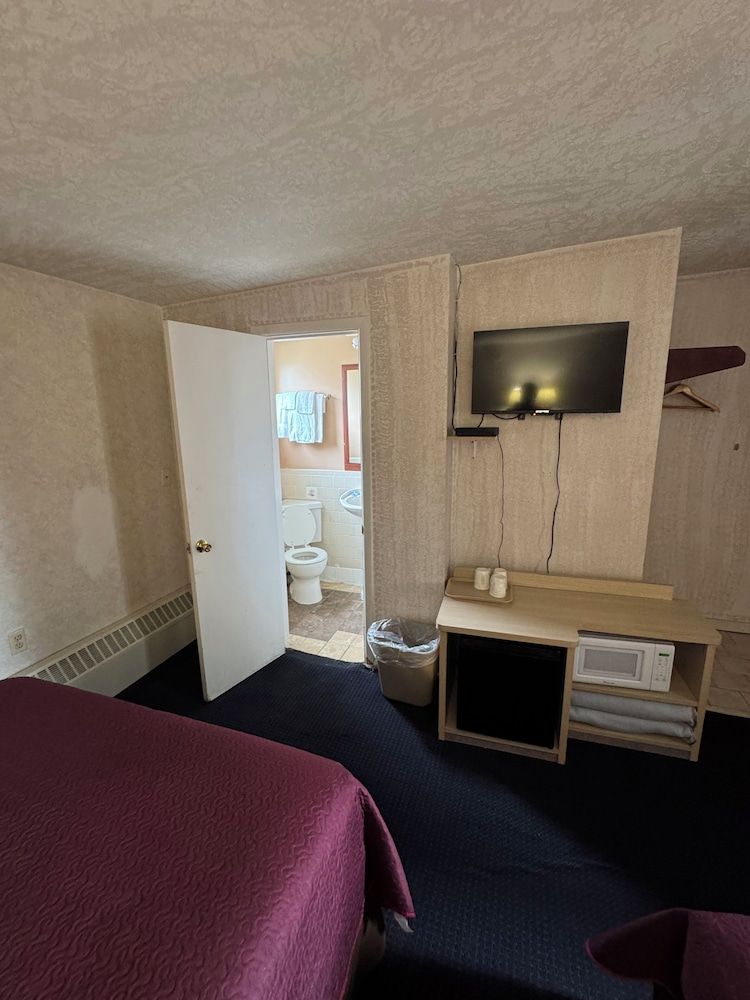 Sands Motel Niagara Falls Standard Room, 2 Double Beds, Refrigerator & Microwave 7