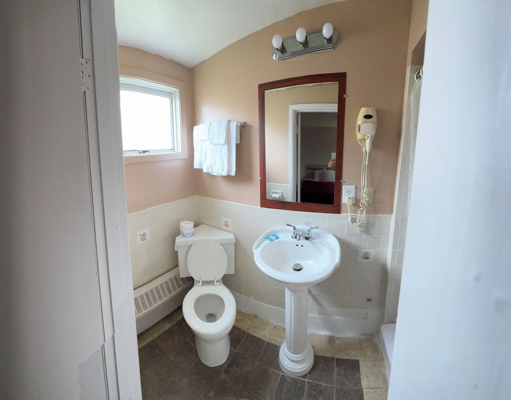 Sands Motel Niagara Falls Standard Room, 2 Double Beds, Refrigerator & Microwave 5