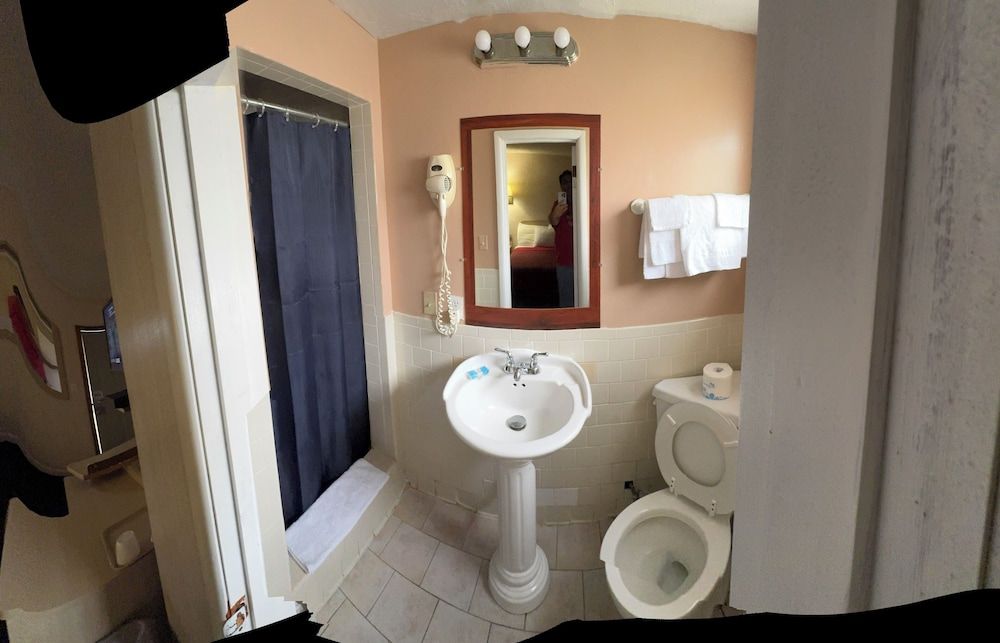 Sands Motel Niagara Falls Standard Room, 2 Double Beds, Refrigerator & Microwave 6