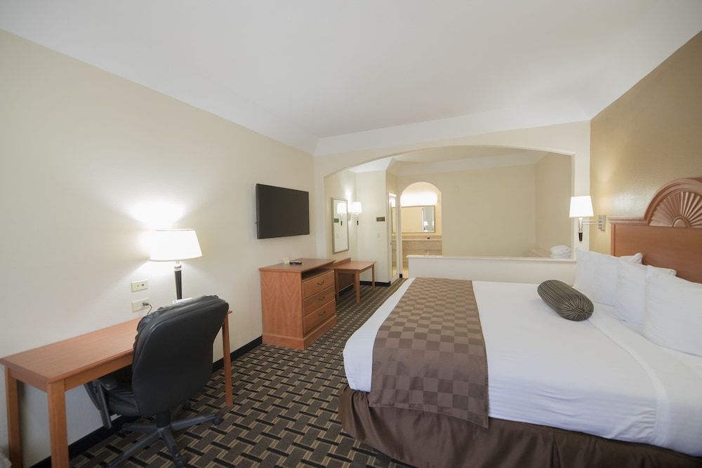 Motel 6 Tyler, TX Deluxe Suite, 1 King Bed, Accessible, Smoking 3