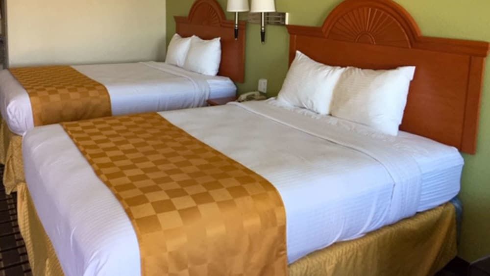 Motel 6 Tyler, TX Deluxe Room, 2 Queen Beds, Smoking, Refrigerator & Microwave 4