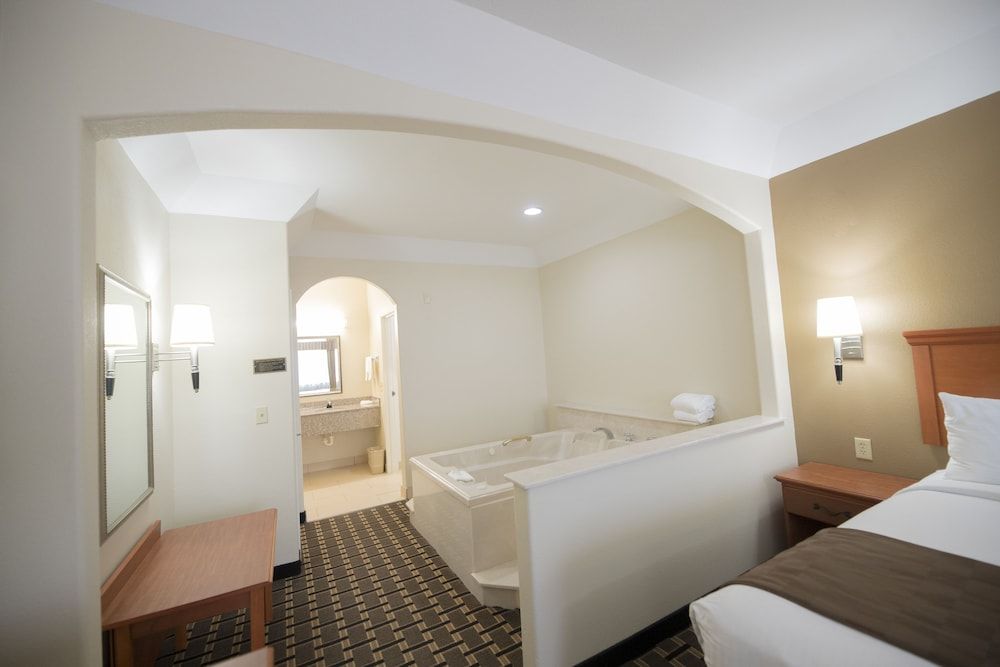 Motel 6 Tyler, TX Deluxe Suite, 1 King Bed, Accessible, Smoking 5