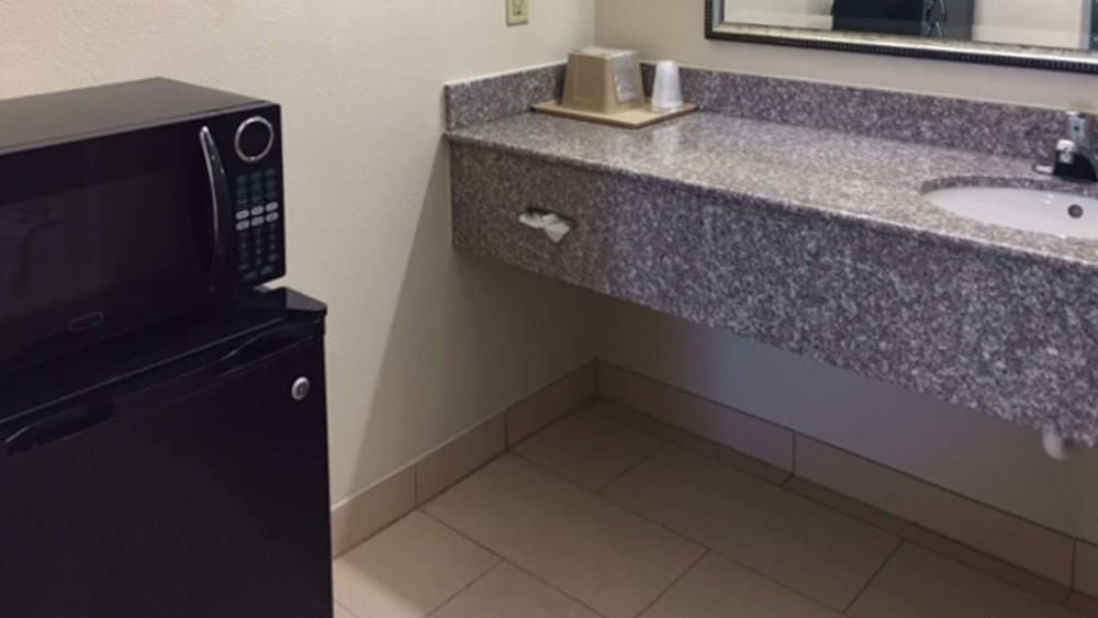 Motel 6 Tyler, TX Deluxe Suite, 1 King Bed, Accessible, Smoking 7