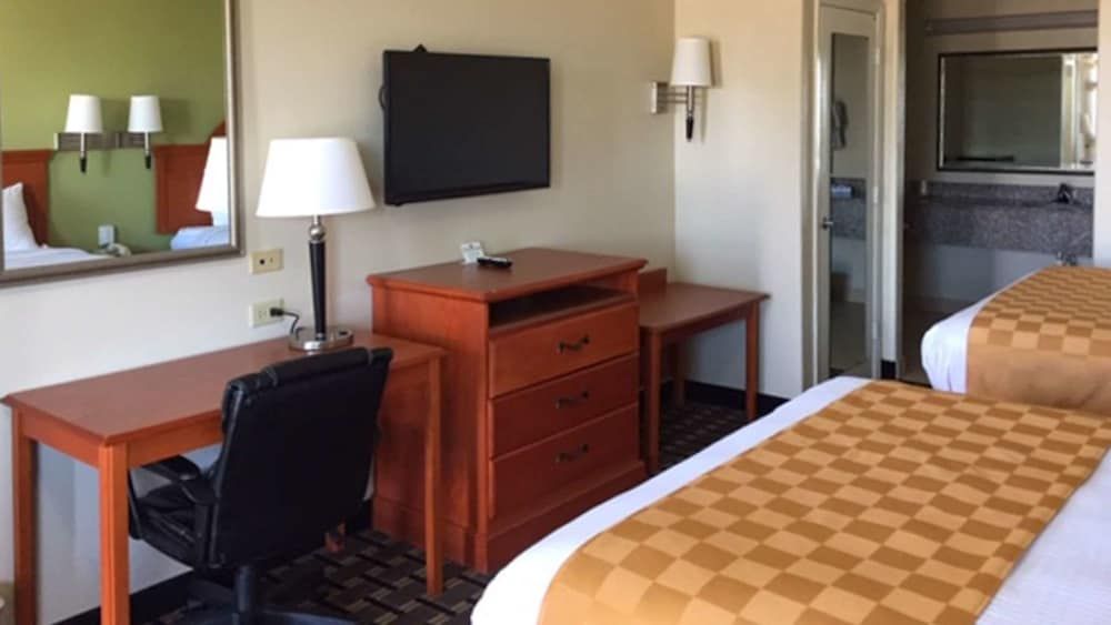 Motel 6 Tyler, TX Deluxe Room, 2 Queen Beds, Smoking, Refrigerator & Microwave 5