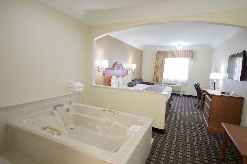 Motel 6 Tyler, TX Deluxe Suite, 1 King Bed, Accessible, Smoking 6