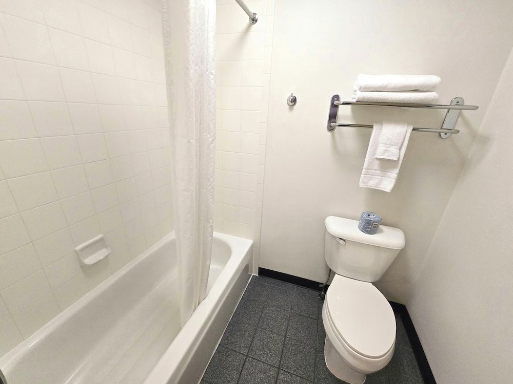 Breeze Inn Annex Harbor 7