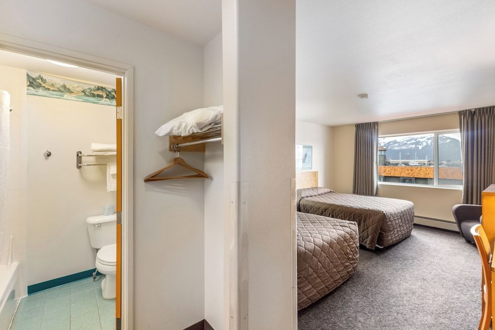 Breeze Inn Annex Harbor 4