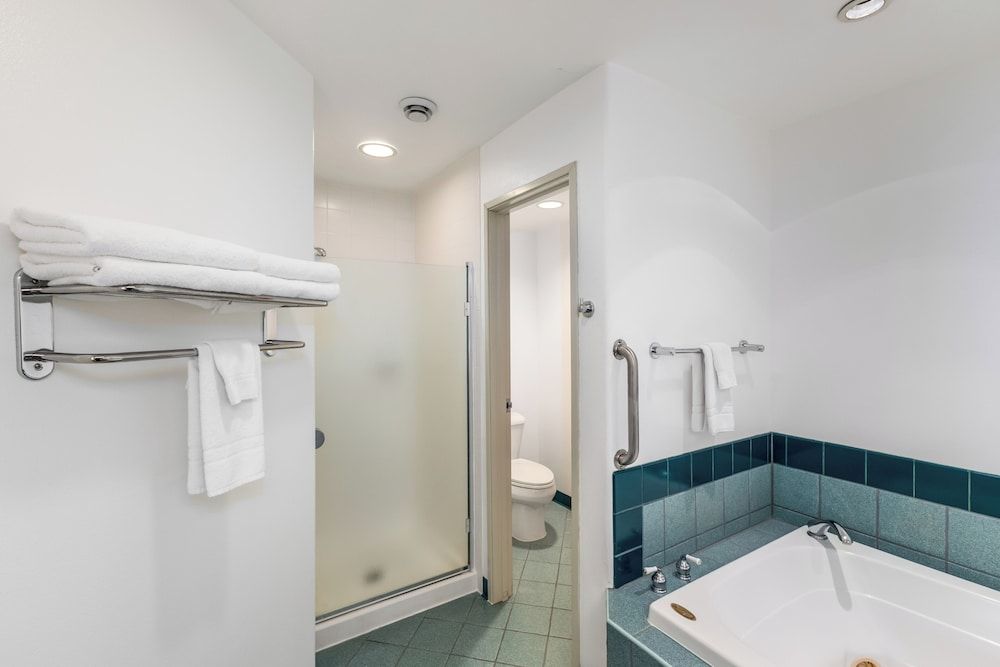 Breeze Inn Annex Jacuzzi 6