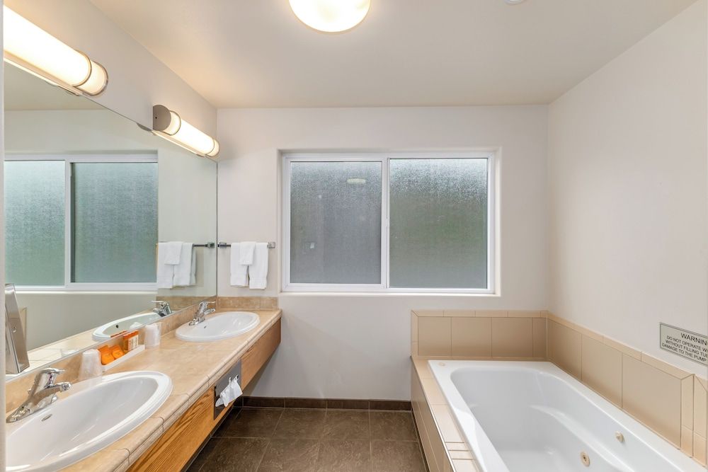 Breeze Inn Deluxe Jacuzzi 22