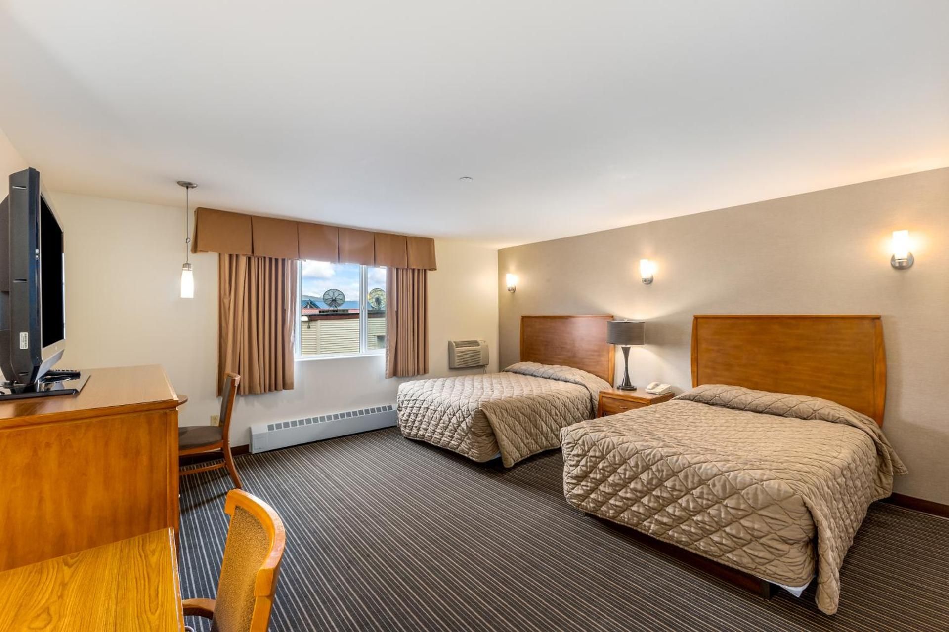 Deluxe Harbor Queen & Double