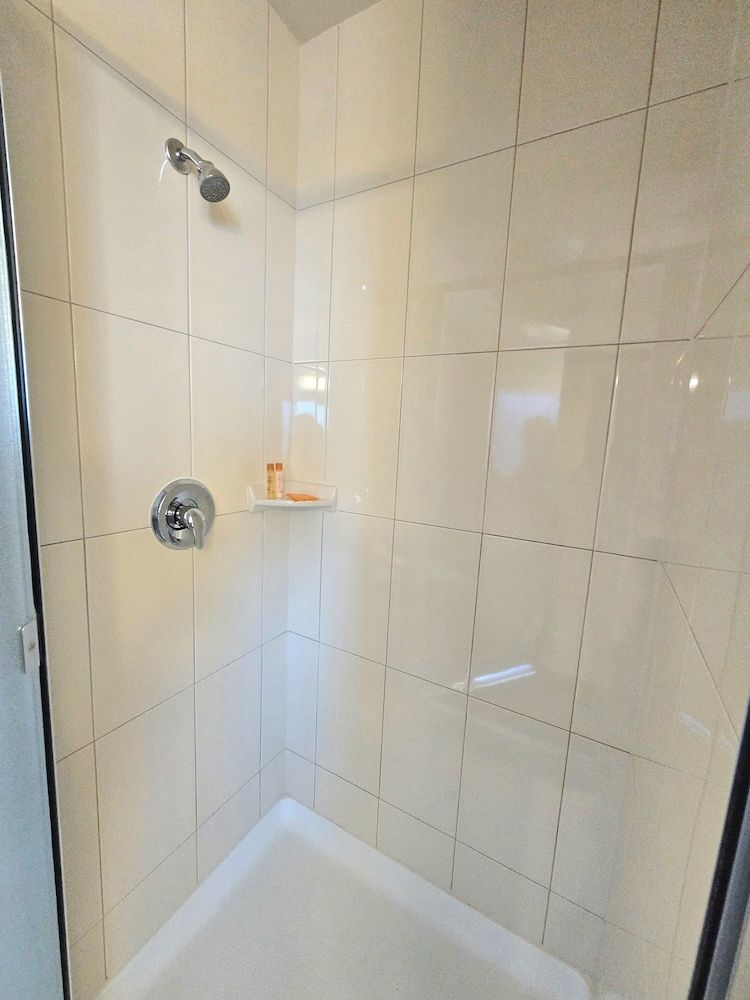 Breeze Inn Deluxe Jacuzzi 25