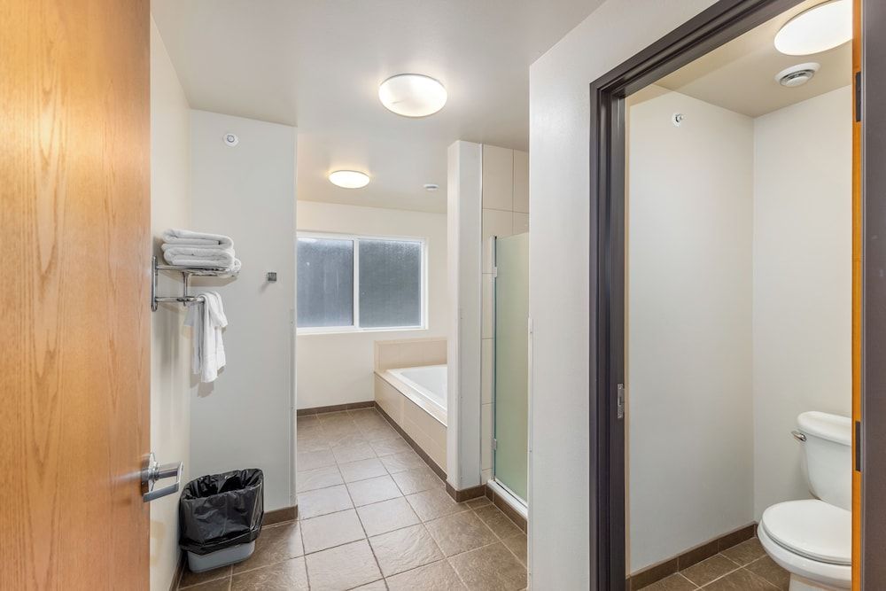 Breeze Inn Deluxe Jacuzzi 19