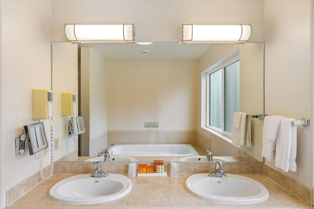 Breeze Inn Deluxe Jacuzzi 16