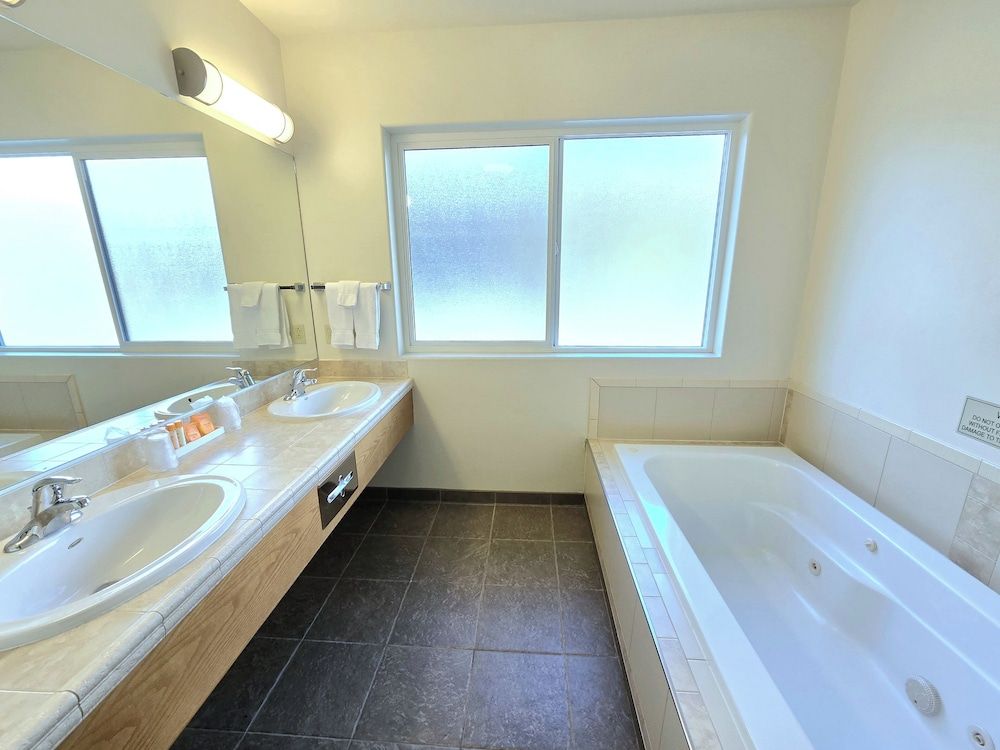 Breeze Inn Deluxe Jacuzzi 27