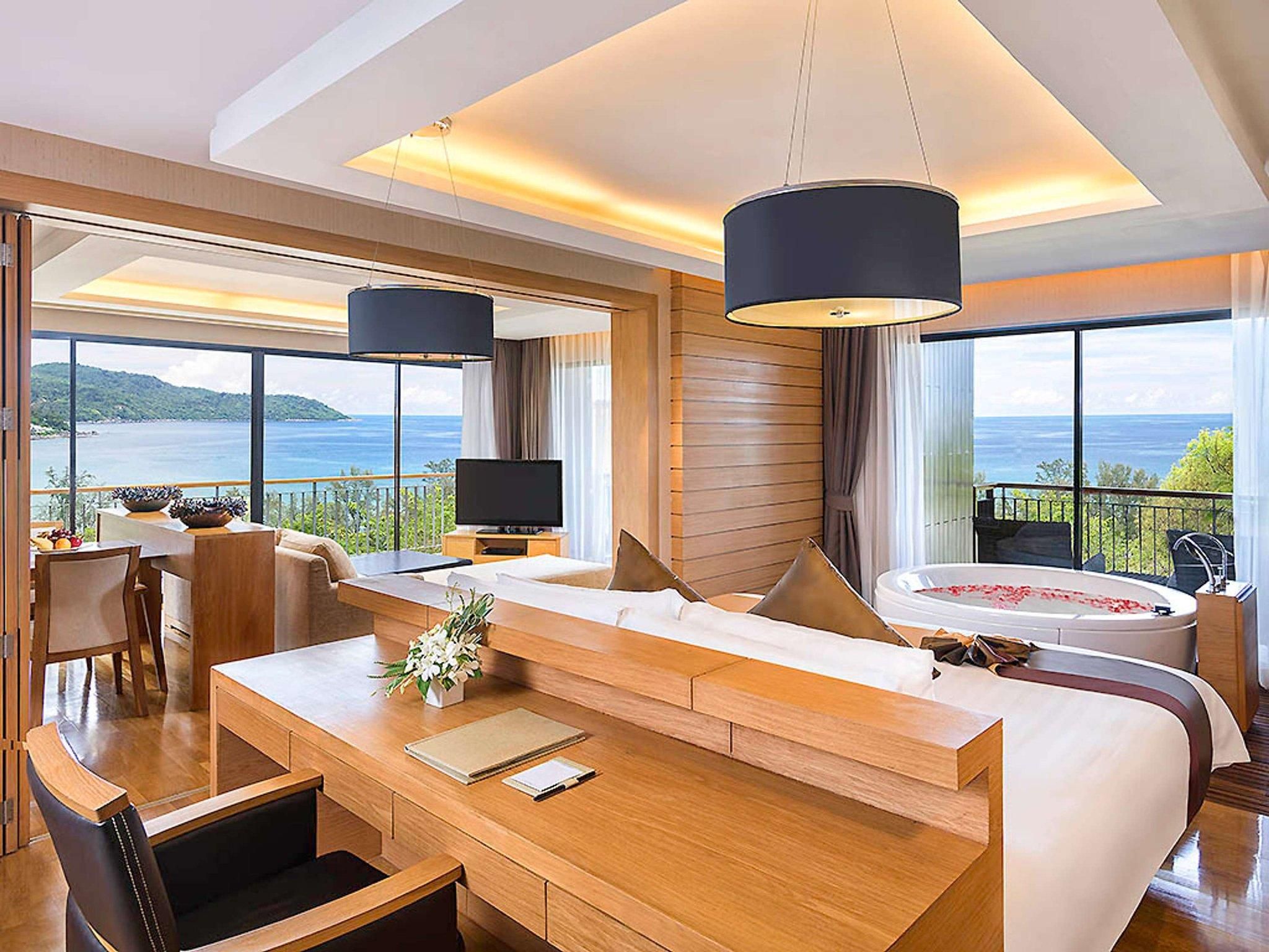 Family Room 47sqm Sea View Balcony 1 King Bed and 1 Queen Bed