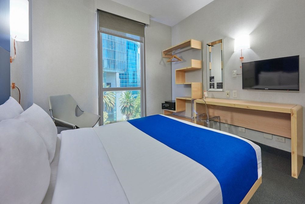 City Express Plus by Marriott Ciudad de México Reforma El Ángel Room, 1 Queen Bed, Non Smoking 5