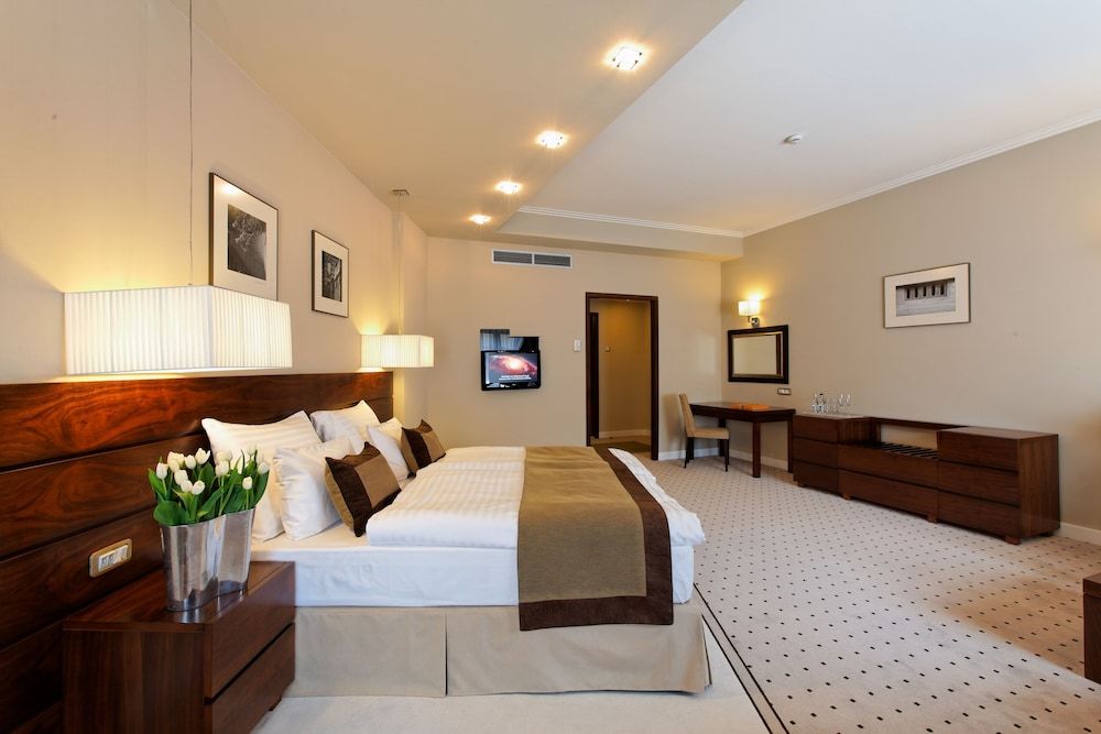 undefined Capital Plaza Hotel 5