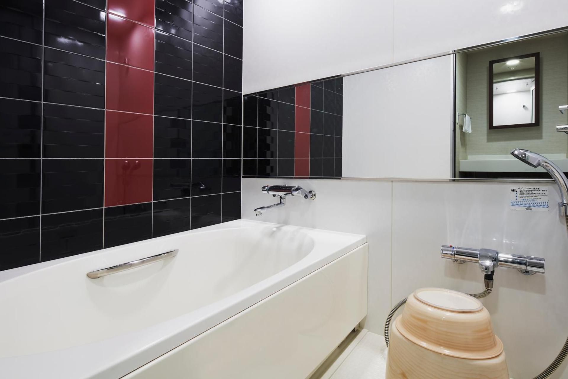 Run of House for 6 Adults - Non-Smoking