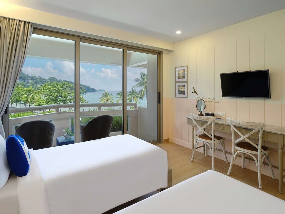 Homm Bliss Southbeach Patong Deluxe Room, Sea View 10