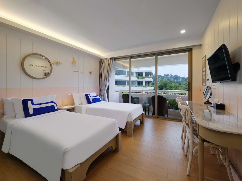 Homm Bliss Southbeach Patong Deluxe Room, Sea View 2